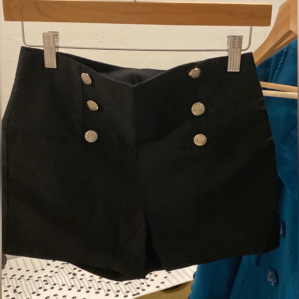 NWOT size large stretchy shorts. Nice material. Dressier shorts